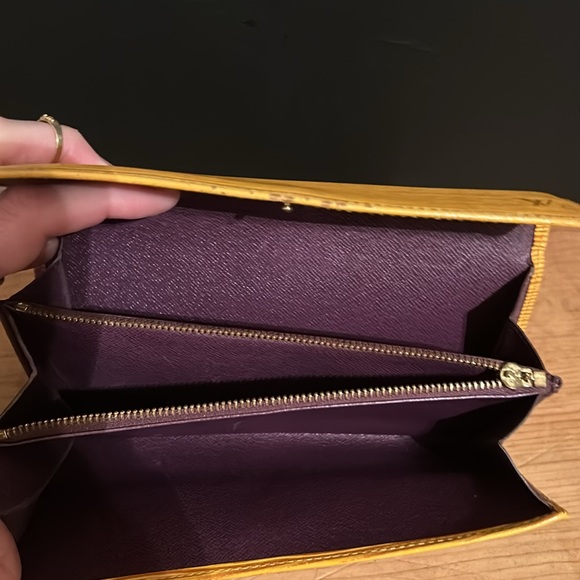 Louis Vuitton Wallet - zipper pull missing but still zips - Picture 6 of 8